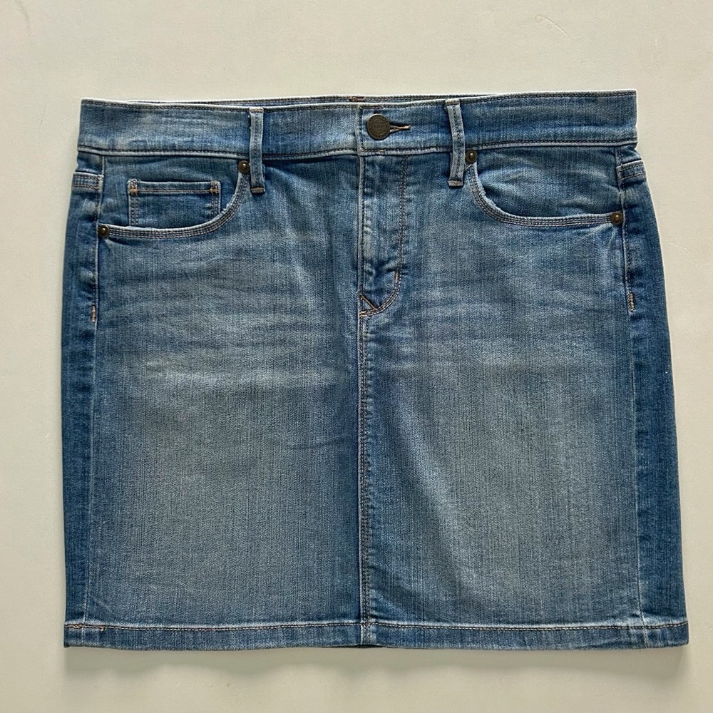 LOFT Medium Wash Denim Mini Skirt Spring Trend Size 8 / 29